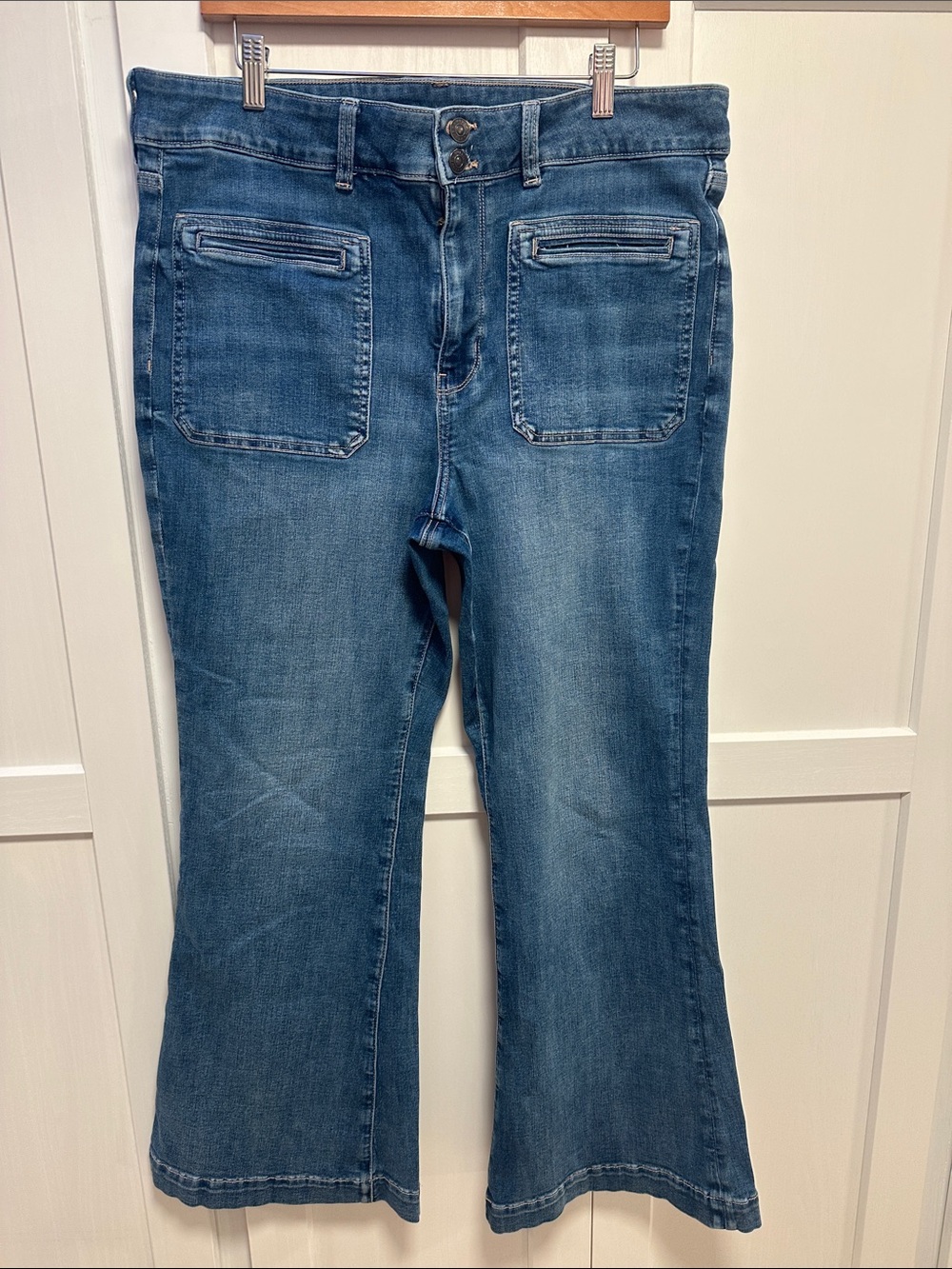 American Eagle Outfitters Blue Flare Jeans Next Level Stretch. Sz 18.